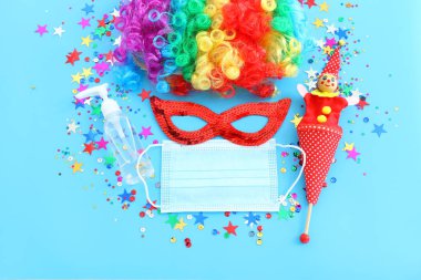 karnaval, parti ve Purim kutlaması (Yahudi karnavalı bayramı) mavi arka planda. Coronavirus önleme konsepti, tıbbi maske