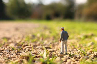 Sahada yalnız yürüyen gizemli bir adamın gerçeküstü görüntüsü.