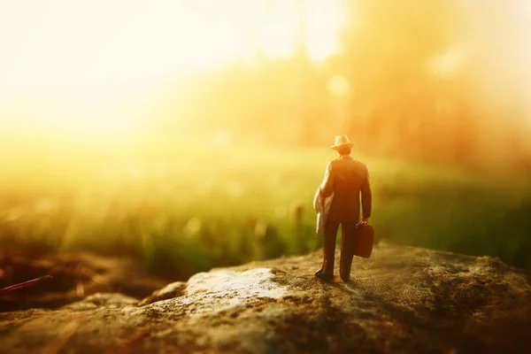 Surrealistyczny Obraz Tajemniczego Mężczyzny Chodzącego Samotnie Podczas Zachodu Słońca — Zdjęcie stockowe