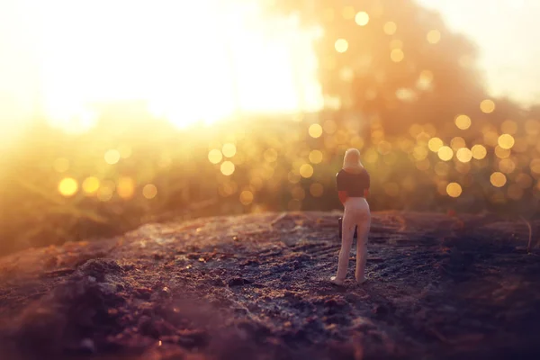 Surrealistyczny Obraz Tajemniczej Kobiety Spacerującej Samotnie Podczas Zachodu Słońca — Zdjęcie stockowe