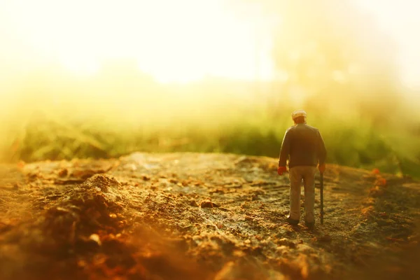 Surrealistyczny Obraz Tajemniczego Mężczyzny Chodzącego Samotnie Polu Podczas Zachodu Słońca — Zdjęcie stockowe