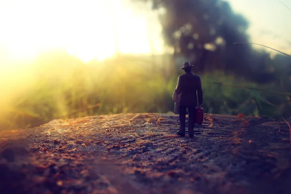 Imagen Surrealista Del Hombre Misterioso Caminando Solo Durante Puesta Del — Foto de Stock