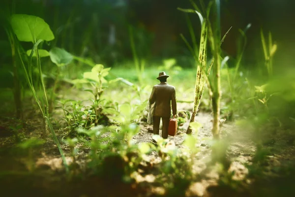 森の中を一人で歩く謎の男のシュールなイメージ — ストック写真