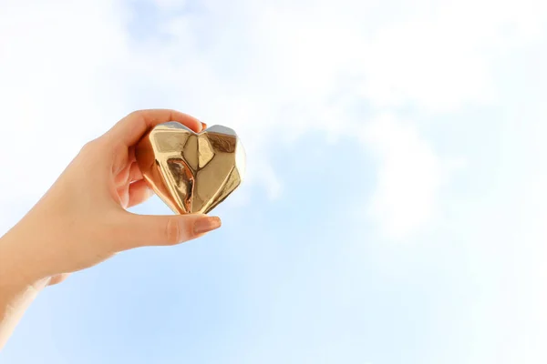 Young Woman Holding Gold Heart Blue Sky — Stock Photo, Image