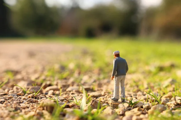 Sahada yalnız yürüyen gizemli bir adamın gerçeküstü görüntüsü.