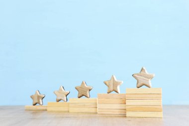 Beş yıldızlı bir hedef belirlemenin konsepti. Derecelendirme, sıralama, değerlendirme ve sınıflandırma fikrini yükselt