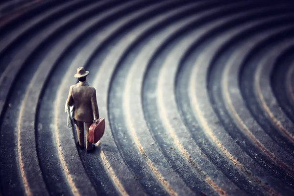 Surrealistyczny Obraz Tajemniczego Człowieka Chodzącego Samotnie Środowisku Miejskim — Zdjęcie stockowe