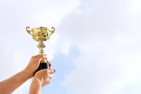 Hombre Sosteniendo Una Copa Trofeo Como Ganador Contra Cielo Azul — Foto de Stock