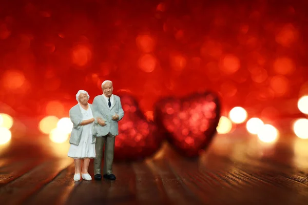 Concept Beeld Van Happy Ouderen Paar Knuffelen Valentijnsdag Idee Rode — Stockfoto