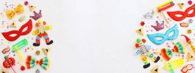 Ahşap beyaz arka planda Purim bayramı konsepti (Yahudi karnaval tatili). Üst manzara, düz uzanma