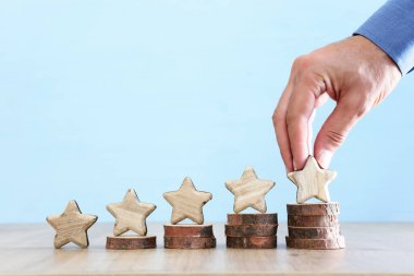 Beş yıldızlı bir hedef belirlemenin konsepti. Derecelendirme, sıralama, değerlendirme ve sınıflandırma fikrini yükselt