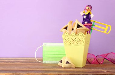 Purim bayramı konsepti (Yahudi karnavalı bayramı). Coronavirus önleme konsepti, tıbbi maske ve dezenfektan jeli