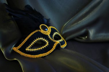 Siyah ipek arka planda zarif ve narin Venedik maskesi fotoğrafı