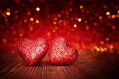 Sevgililer Günü konsepti. Parlak arka planda parlak kırmızı kalpler