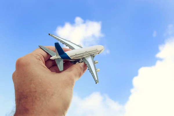 Nahaufnahme Eines Mannes Der Ein Spielzeugflugzeug Vor Blauem Himmel Mit — Stockfoto