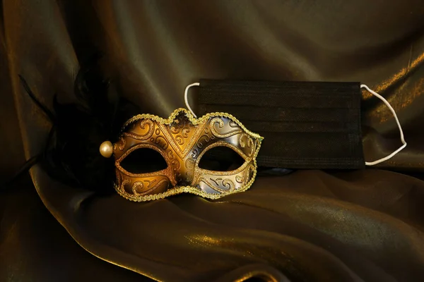 Zdjęcie Eleganckiej Delikatnej Złotej Weneckiej Maski Czarnym Jedwabnym Tle Koncepcja — Zdjęcie stockowe
