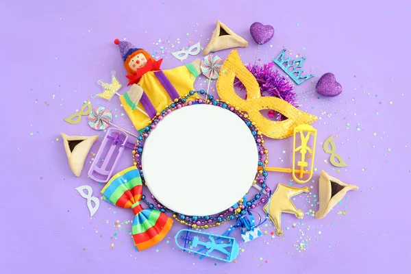 Concepto Celebración Purim Fiesta Carnaval Judío Sobre Fondo Púrpura Madera — Foto de Stock