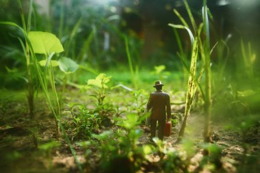 Ormanda yalnız yürüyen gizemli bir adamın gerçeküstü görüntüsü.