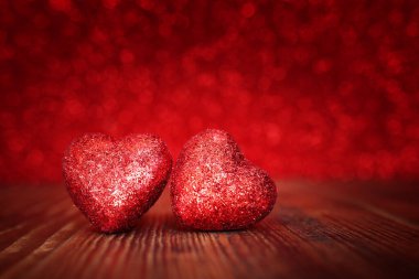 Sevgililer Günü konsepti. Parlak arka planda parlak kırmızı kalpler