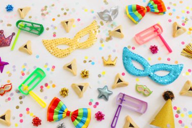 Ahşap beyaz arka planda Purim bayramı konsepti (Yahudi karnaval tatili). Üst manzara, düz uzanma