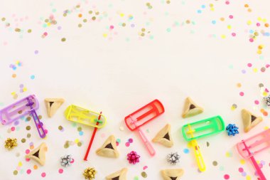 Ahşap beyaz arka planda Purim bayramı konsepti (Yahudi karnaval tatili). Üst manzara, düz uzanma