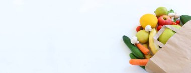 Taze meyve ve sebzeli sağlıklı alışveriş torbası manzarası. pankart resmi