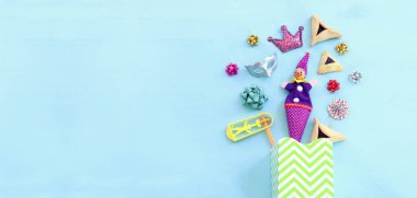 Ahşap mavi arka planda Purim bayramı konsepti (Yahudi karnavalı bayramı). Üst manzara, düz uzanma