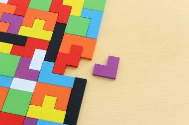 kare tangram yapbozu, pastel ahşap masa üzerinde