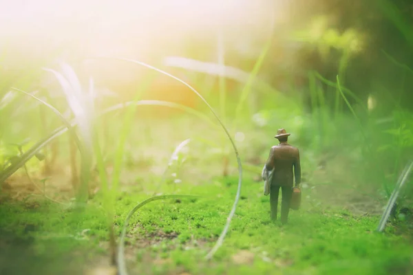 Surrealistyczny Obraz Tajemniczego Mężczyzny Chodzącego Samotnie Lesie — Zdjęcie stockowe