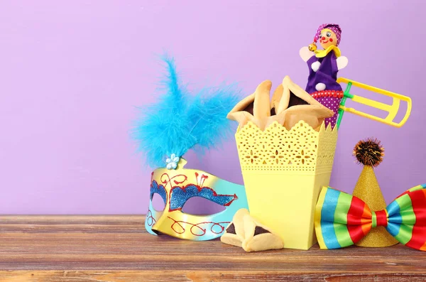 木桌和紫色背景上的纯种庆祝概念 犹太人狂欢节 — 图库照片