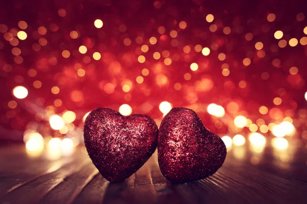 バレンタインデーのコンセプト 輝く背景の上に輝く赤い心 — ストック写真