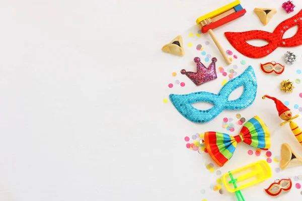 Conceito Celebração Purim Feriado Carnaval Judaico Sobre Fundo Branco Madeira — Fotografia de Stock