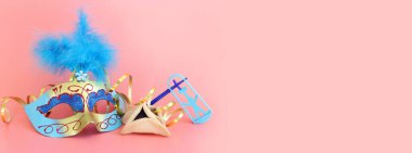 Pastel pembe arka plan üzerine Purim kutlama konsepti (Yahudi karnavalı tatili)