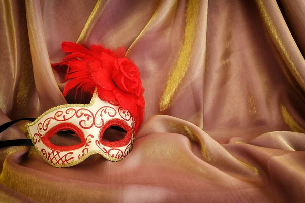 Zdjęcie Eleganckiej Delikatnej Weneckiej Maski Złotym Tle Jedwabiu — Zdjęcie stockowe