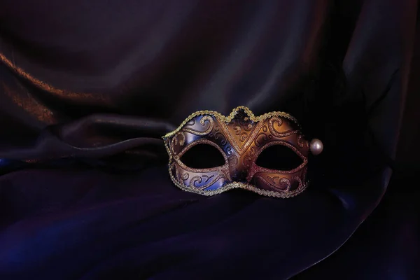 Zdjęcie Eleganckiej Delikatnej Złotej Weneckiej Maski Nad Ciemnym Jedwabnym Tłem — Zdjęcie stockowe