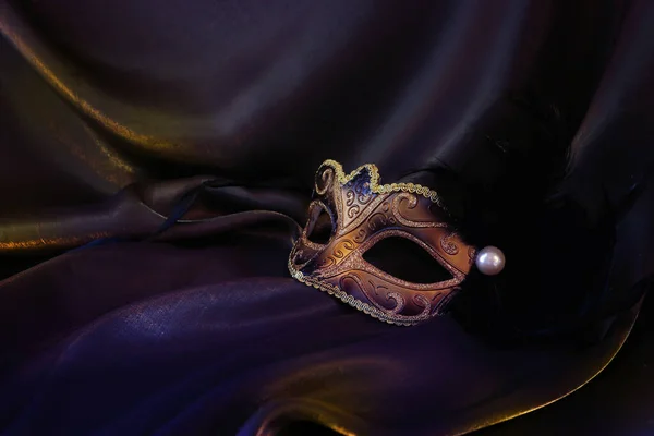 Photo Elegant Delicate Gold Venetian Mask Dark Silk Background — Stock Photo, Image