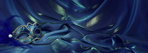 Фото Изящной Нежной Венецианской Маски Синем Темном Шелковом Фоне — стоковое фото