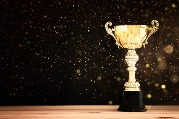 Image Gold Trophy Wooden Table Dark Background Abstract Shiny Lights — Stock Photo, Image