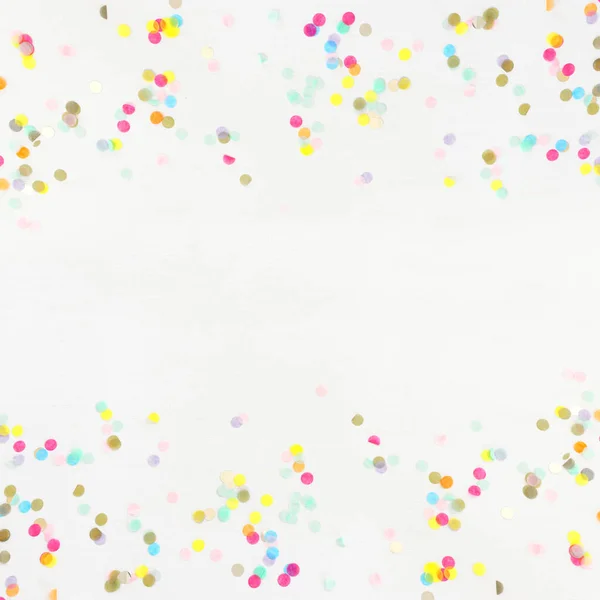 Разноцветные Конфетти Белом Деревянном Фоне Вид Сверху Плоский — стоковое фото