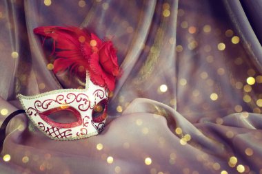 Altın ipekten arka planda zarif ve narin Venedik maskesinin fotoğrafı