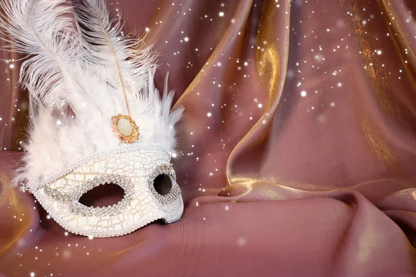 Photo Elegant Delicate White Venetian Mask Gold Silk Background — Stock Photo, Image
