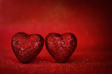 Sevgililer Günü konsepti. Parlak arka planda parlak kırmızı kalpler