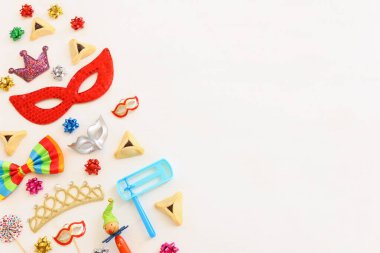 Ahşap beyaz arka planda Purim bayramı konsepti (Yahudi karnaval tatili). Üst manzara, düz uzanma