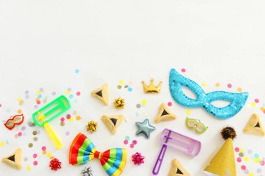 Ahşap beyaz arka planda Purim bayramı konsepti (Yahudi karnaval tatili). Üst manzara, düz uzanma