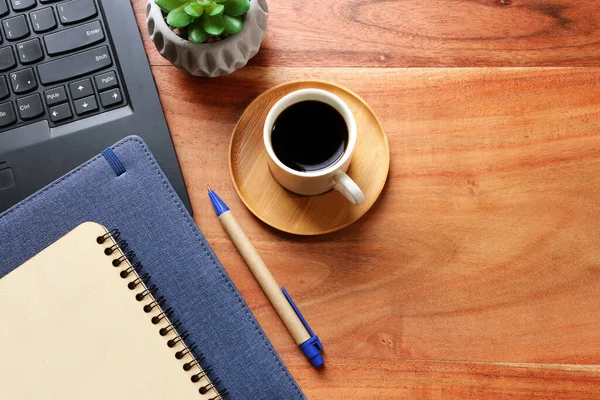 Houten Kantoortafel Met Kopje Koffie Benodigdheden Bovenaanzicht — Stockfoto