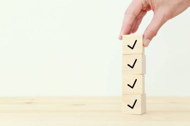 işaretleme konsepti, işaretli küp ekleyen erkek el