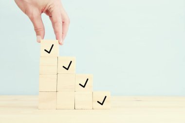 işaretleme konsepti, işaretli küp ekleyen erkek el