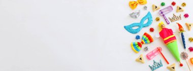 Ahşap beyaz arka planda Purim bayramı konsepti (Yahudi karnaval tatili). Üst manzara, düz uzanma