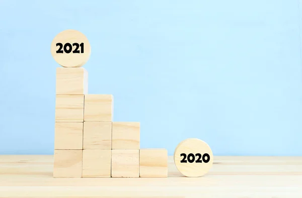 2021年概念 木桌上的立方体 — 图库照片