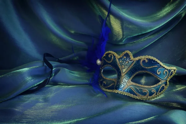 Foto Máscara Veneziana Elegante Delicada Sobre Fundo Azul Seda Escura — Fotografia de Stock